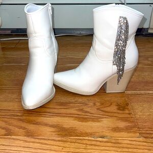 Cowboy boots with a glam! Forever 21 boots used once for a concert!